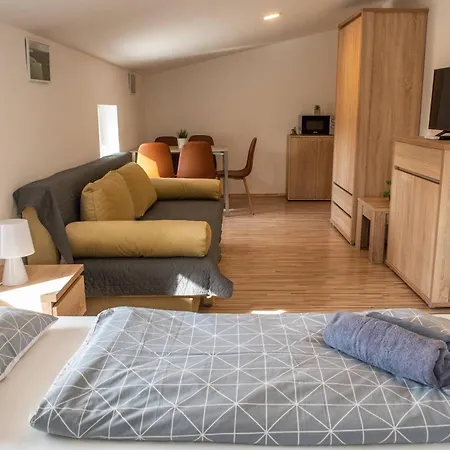 Borkuti Panzio Es Apartman Kőröshegy