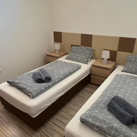 Borkuti Panzio Es Apartman * Kőröshegy